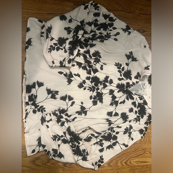 The Odells robin top Floral Black White small revolve $238
Anthropologie chic - Picture 4 of 8